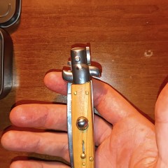 Нож BOKER MAGNUM SICILIAN NEEDLE OLIVE WOOD BK01MB279